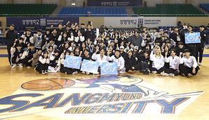 Commemorative photo of the sports festival winning team